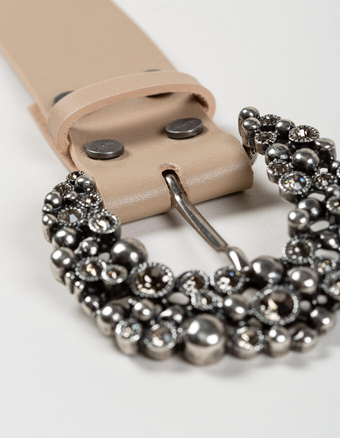 Sophia. Cinturón con hebilla de cristales.