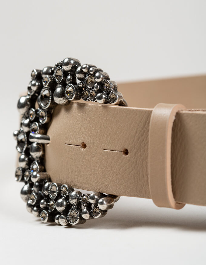 Sophia. Cinturón con hebilla de cristales.