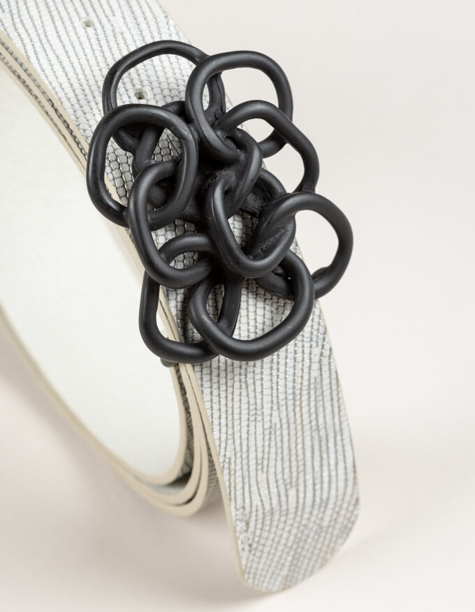 Belt Nus Nero. Leather belt with black buckle.