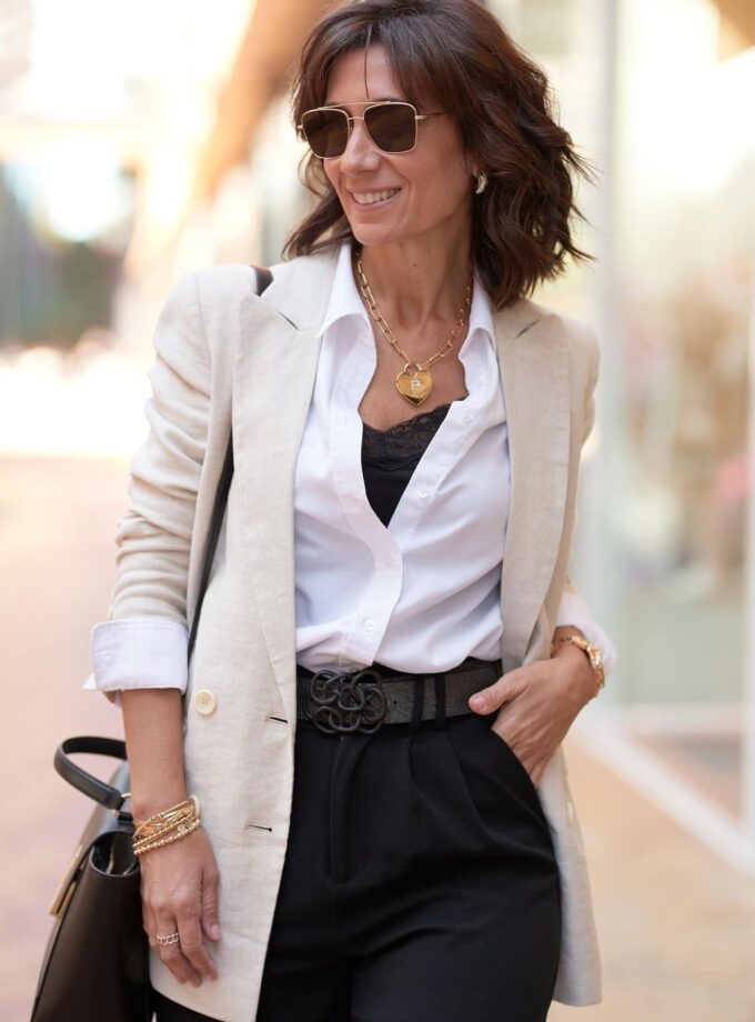 Belt Nus Nero. Leather belt with black buckle.