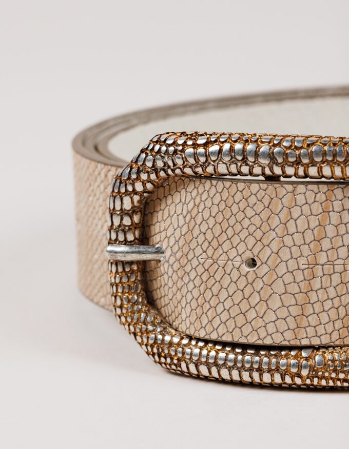 Cinturón Lizard Dore. Hebilla rectangular color oro vintage con grabado lagarto.