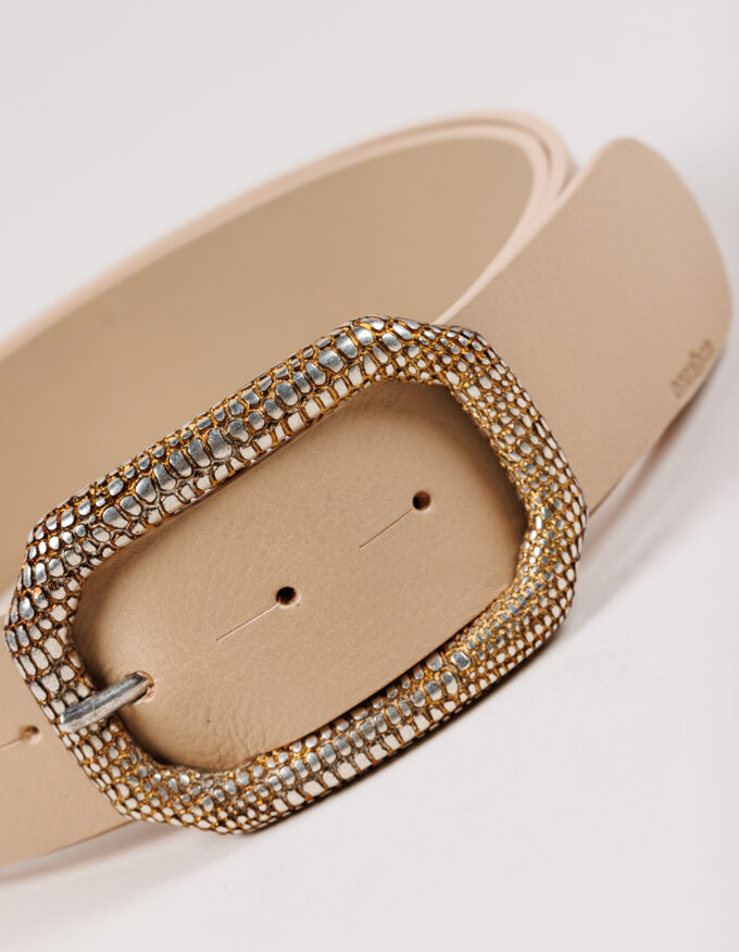 Cinturón Lizard Dore. Hebilla rectangular color oro vintage con grabado lagarto.