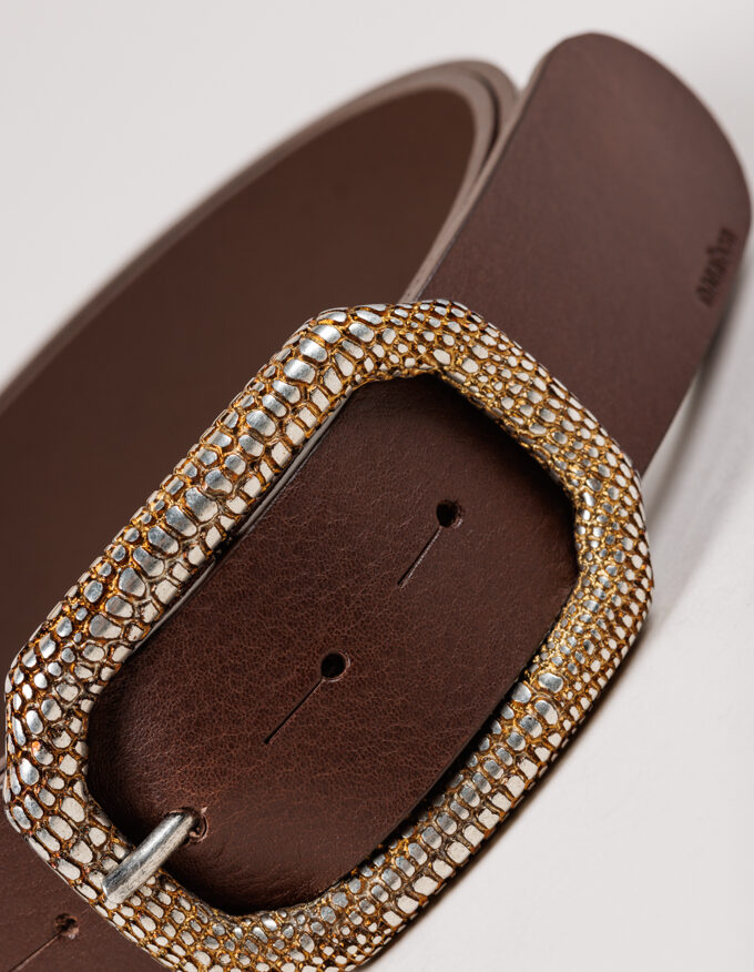 Cinturón Lizard Dore. Hebilla rectangular color oro vintage con grabado lagarto.