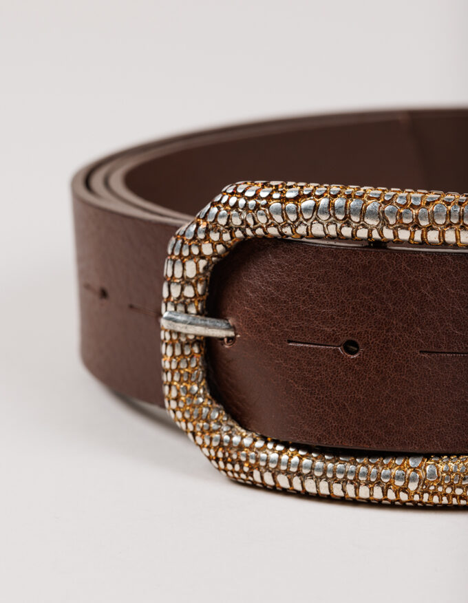 Cinturón Lizard Dore. Hebilla rectangular color oro vintage con grabado lagarto.