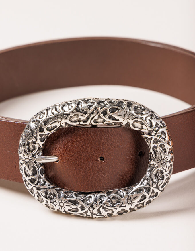 Cinturón Garland Argento. Hebilla plateada grabada con decoraciones florales.