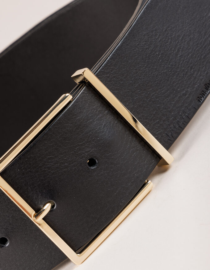 Cinturón Celine. Cinturón ancho con fina hebilla dorada.