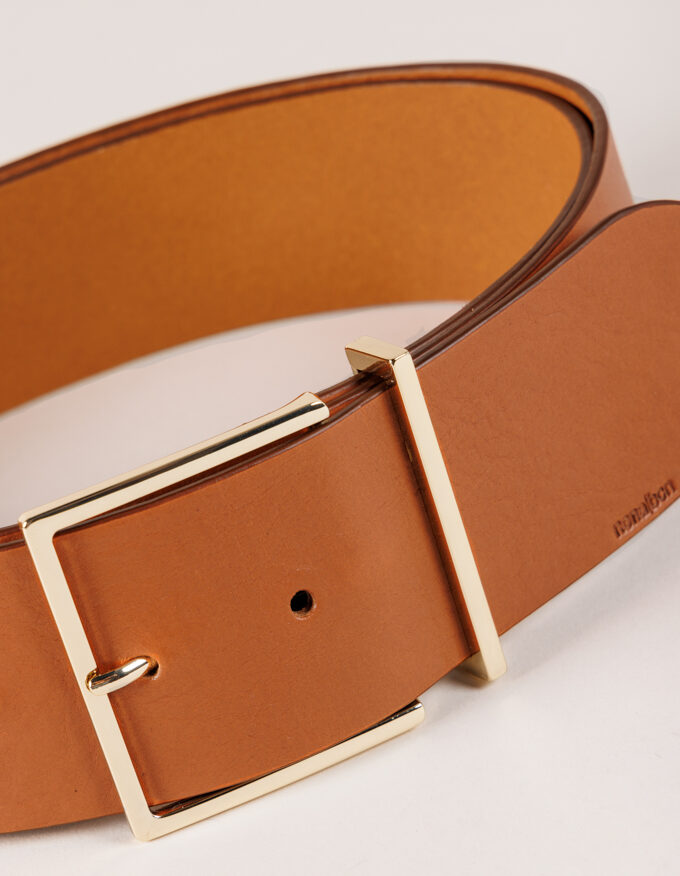 Cinturón Celine. Cinturón ancho con fina hebilla dorada.