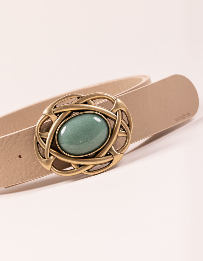Cinturón Lucía. Hebilla dorada con piedra central verde esmeralda.