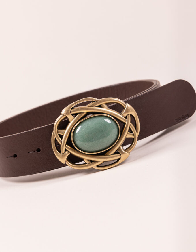 Cinturón Lucía. Hebilla dorada con piedra central verde esmeralda.