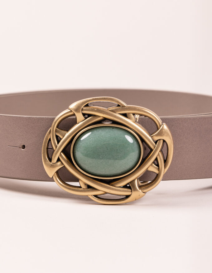 Cinturón Lucía. Hebilla dorada con piedra central verde esmeralda.