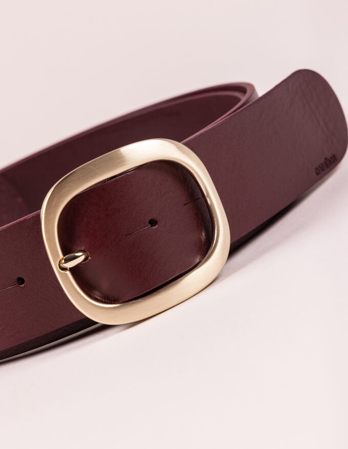 Belt Nina. Elegant satin gold buckle.