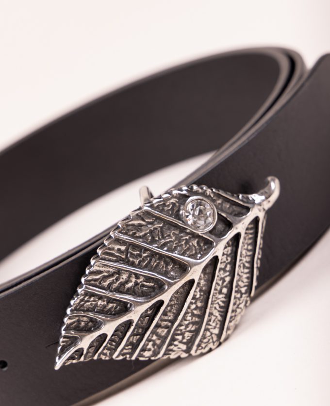 Cinturón Forest Plata. Hebilla en forma de hoja plateada con brillante.