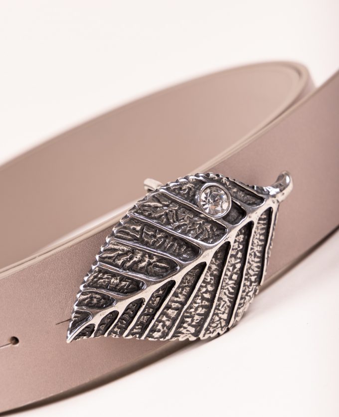 Cinturón Forest Plata. Hebilla en forma de hoja plateada con brillante.