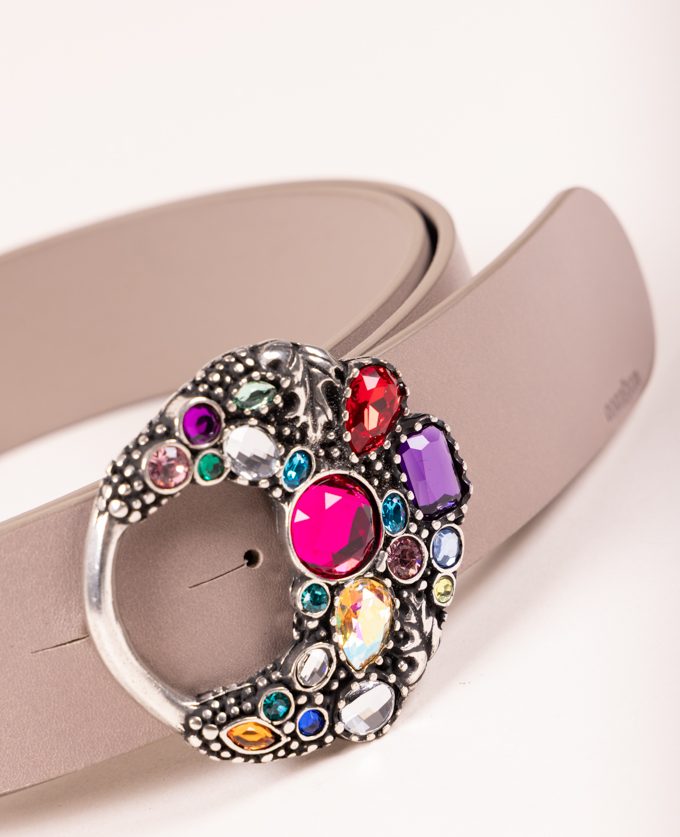 Cinturón Velvet Silver. Hebilla plateada con piedras y cristales de colores.