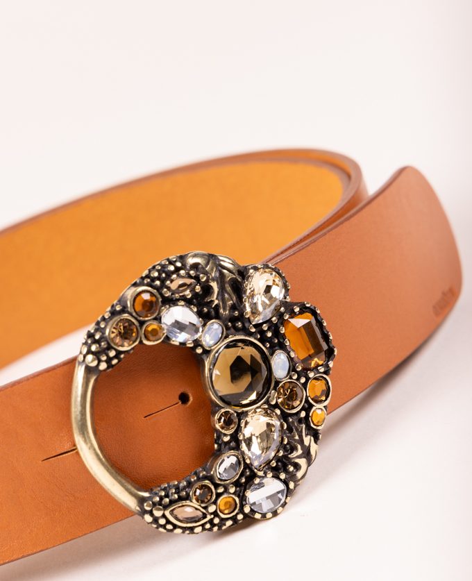 Cinturón Velvet Dore. Hebilla joya que realza cualquier look.