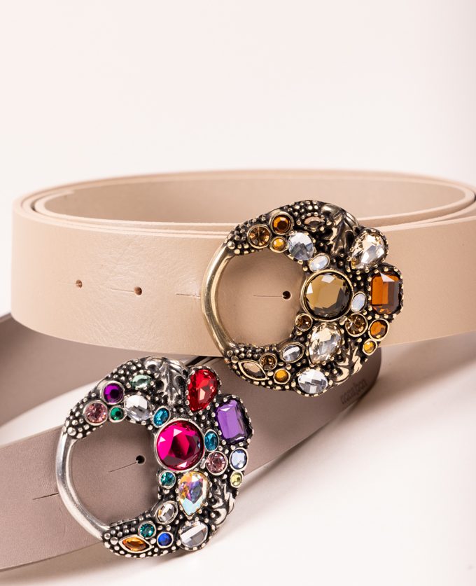 Cinturón Velvet Silver. Hebilla plateada con piedras y cristales de colores.