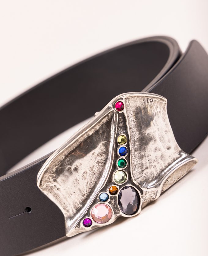 Cinturón Luxor Silver. Original hebilla plateada con piedras multicolor.