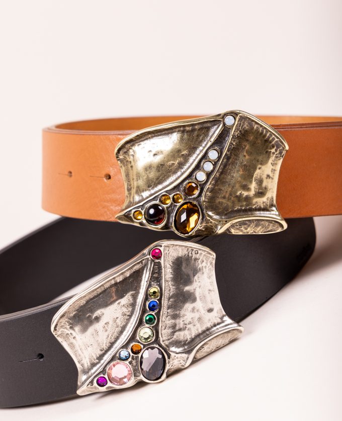 Cinturón Luxor Silver. Original hebilla plateada con piedras multicolor.