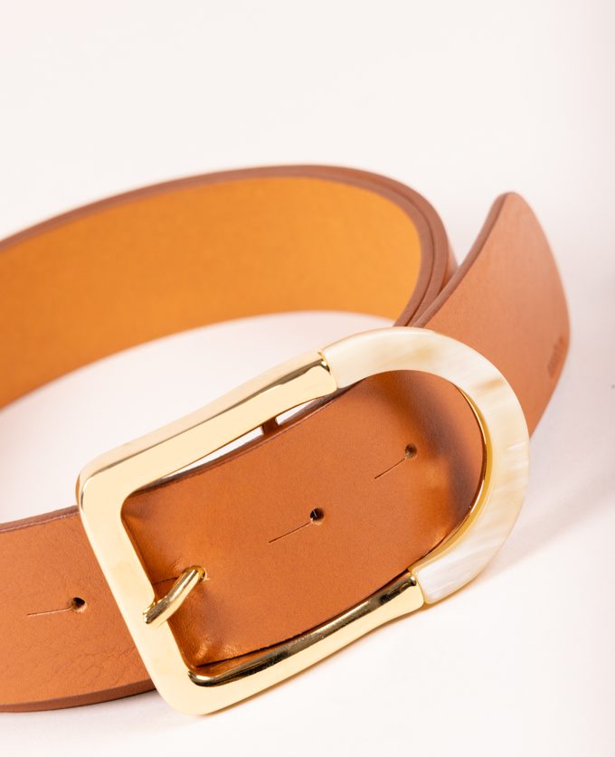 Cinturón Kenya. Hebilla dorada combinada con cuerno natural.