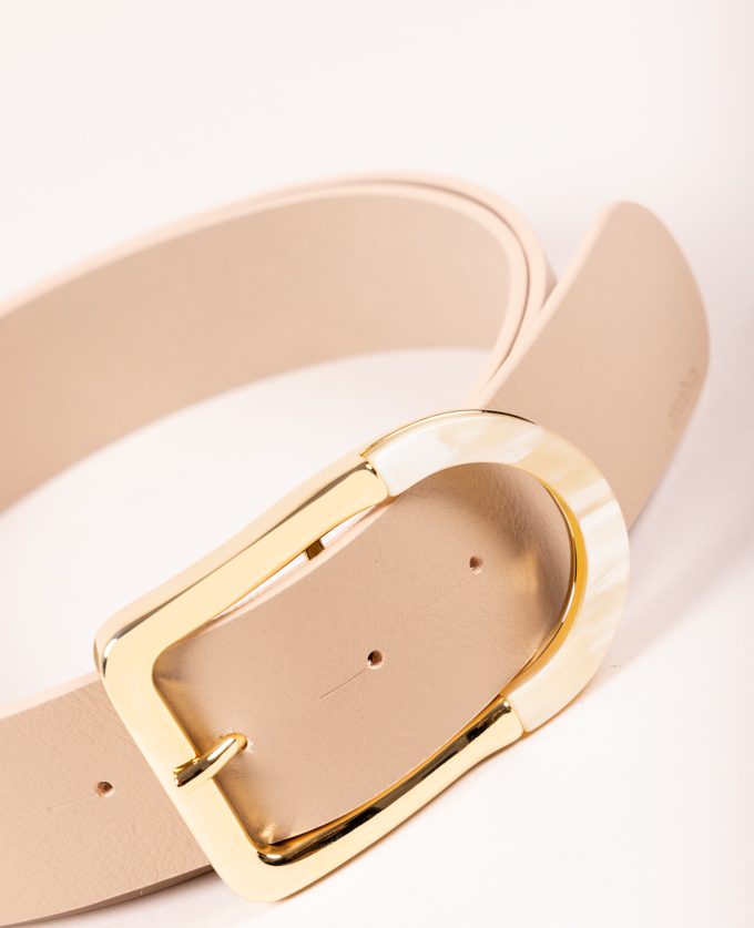 Cinturón Kenya. Hebilla dorada combinada con cuerno natural.