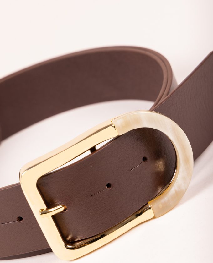 Cinturón Kenya. Hebilla dorada combinada con cuerno natural.