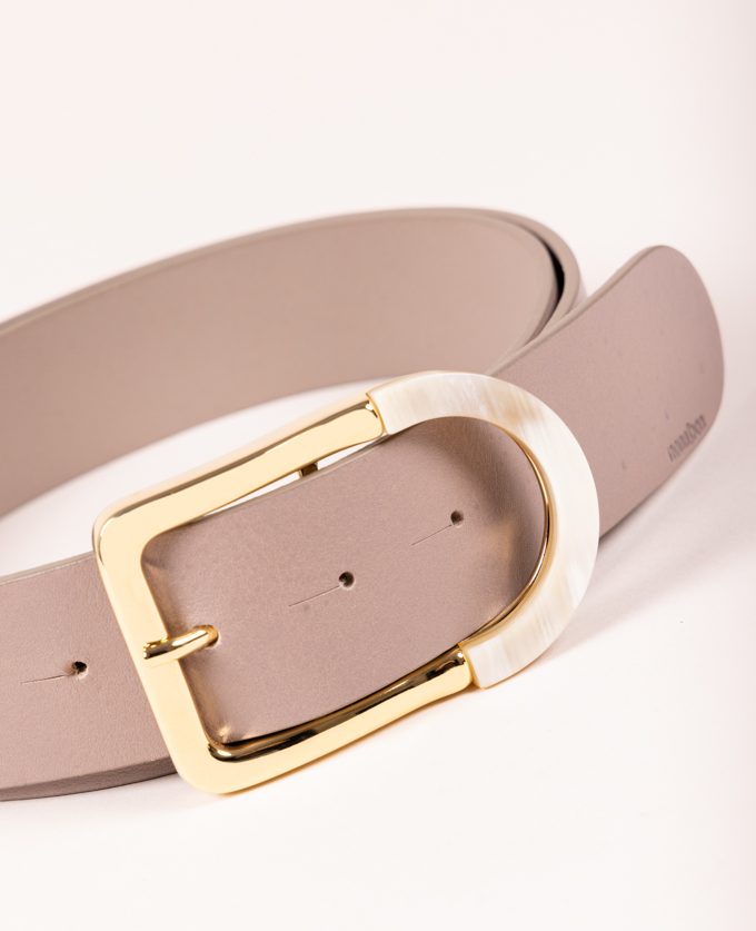 Cinturón Kenya. Hebilla dorada combinada con cuerno natural.