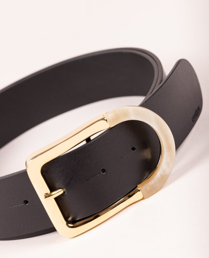 Cinturón Kenya. Hebilla dorada combinada con cuerno natural.