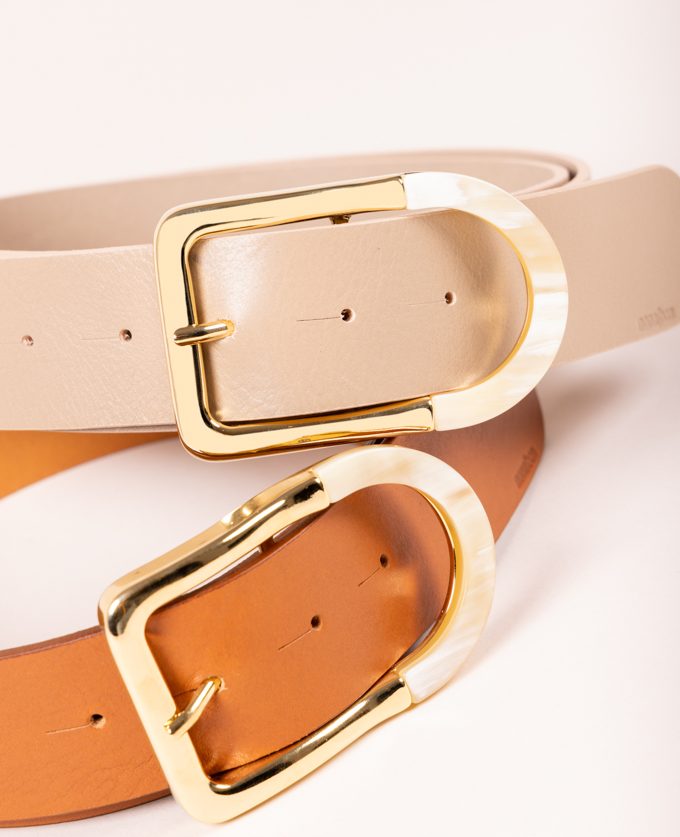 Cinturón Kenya. Hebilla dorada combinada con cuerno natural.