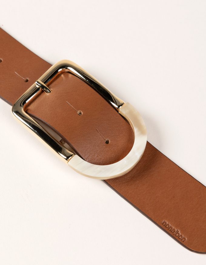 Cinturón Kenya. Hebilla dorada combinada con cuerno natural.