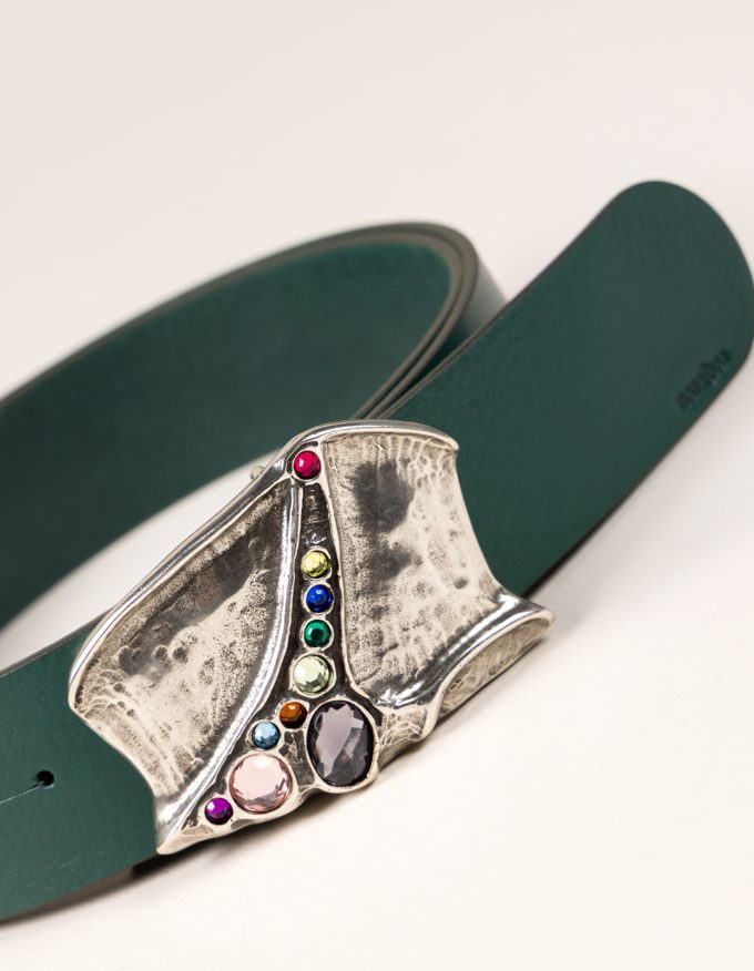 Cinturón Luxor Silver. Original hebilla plateada con piedras multicolor.