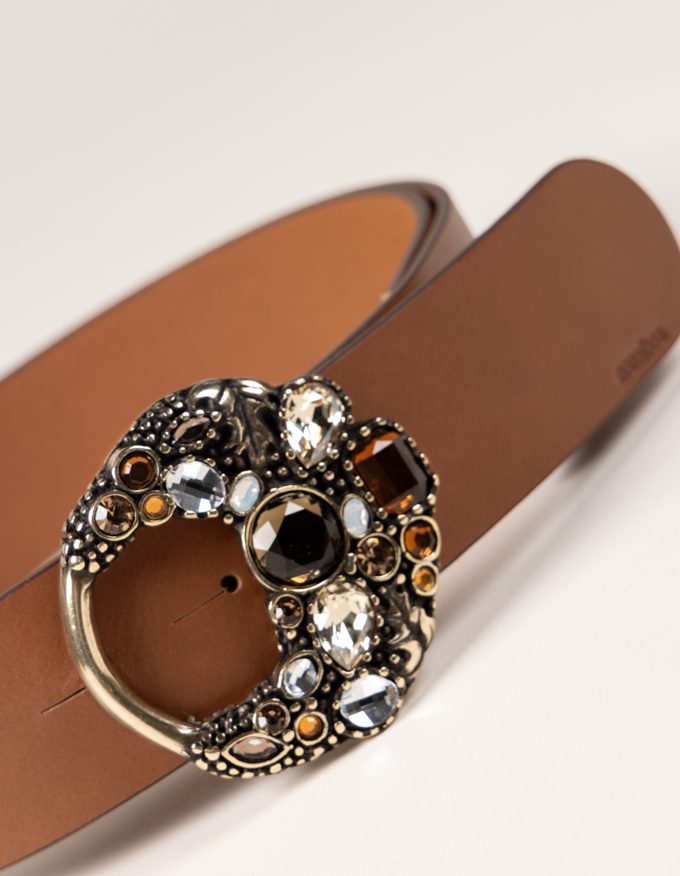 Cinturón Velvet Dore. Hebilla joya que realza cualquier look.