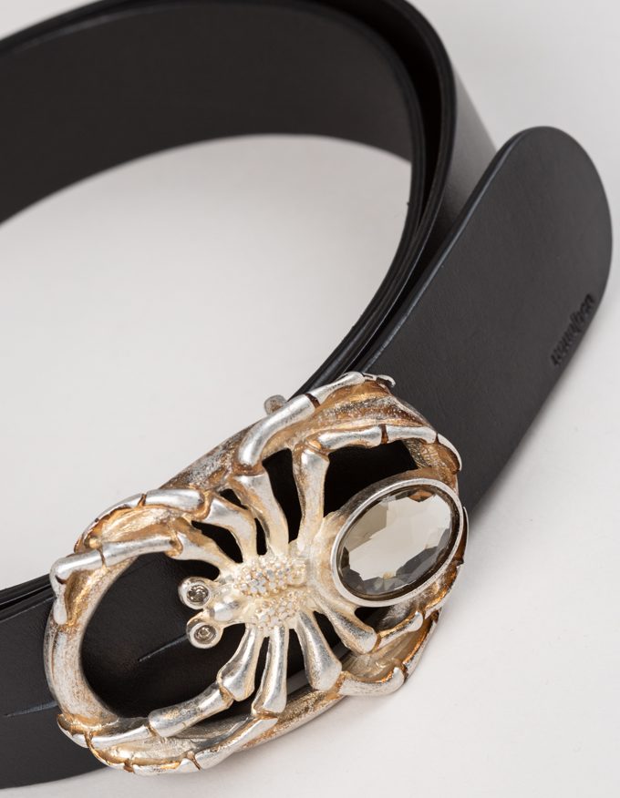 Cinturón Spider. Hebilla dorada en forma de araña.