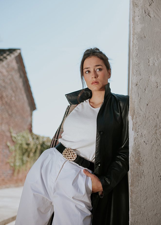 Cinturón Cleo Dore. Hebilla dorada elegante.