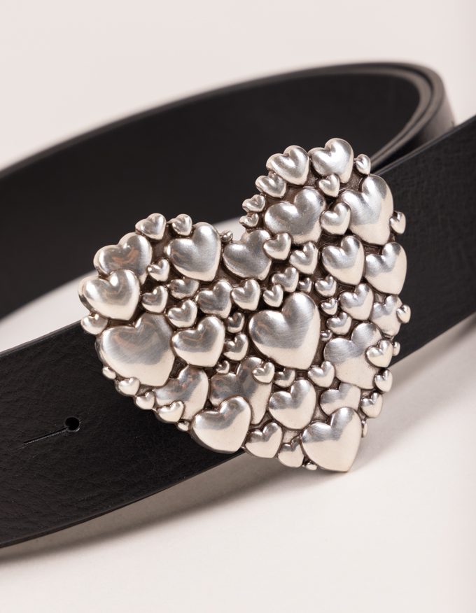 Cinturón Love. Hebilla plateada en forma de corazón.