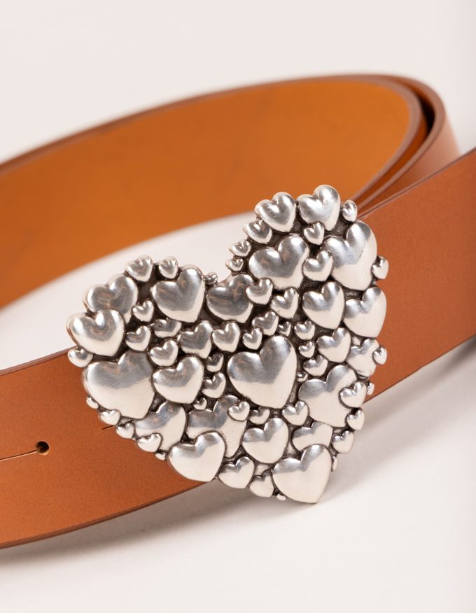 Cinturón Love. Hebilla plateada en forma de corazón.