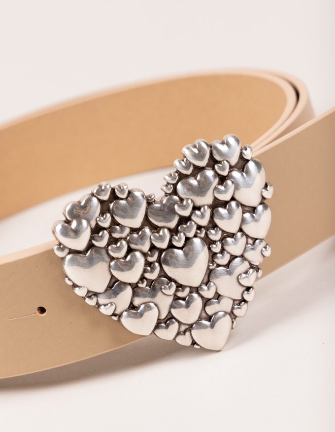 Cinturón Love. Hebilla plateada en forma de corazón.