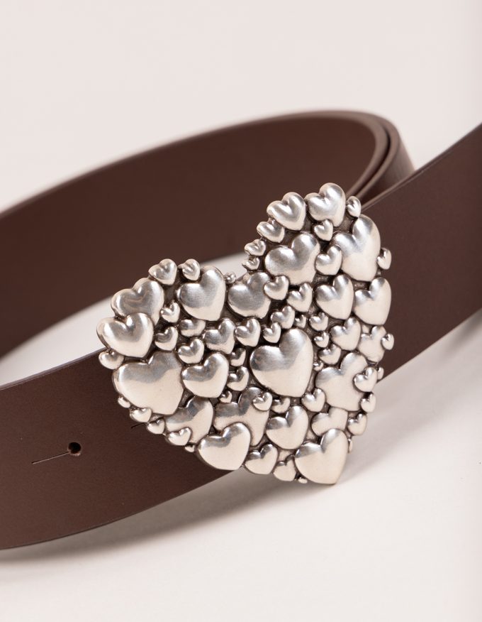 Cinturón Love. Hebilla plateada en forma de corazón.