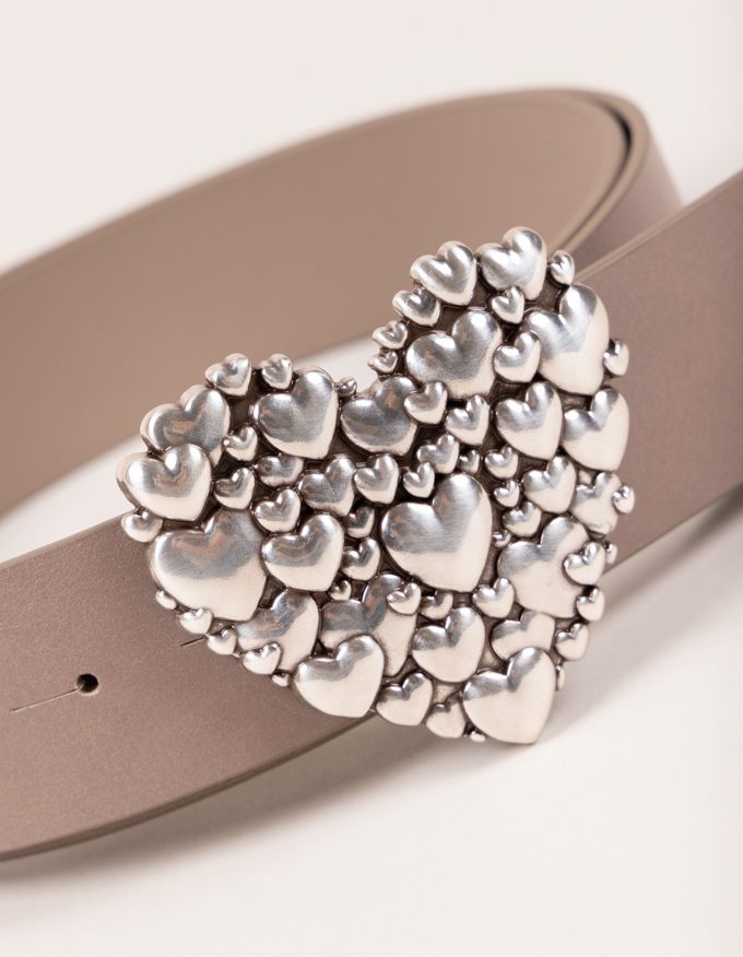 Cinturón Love. Hebilla plateada en forma de corazón.