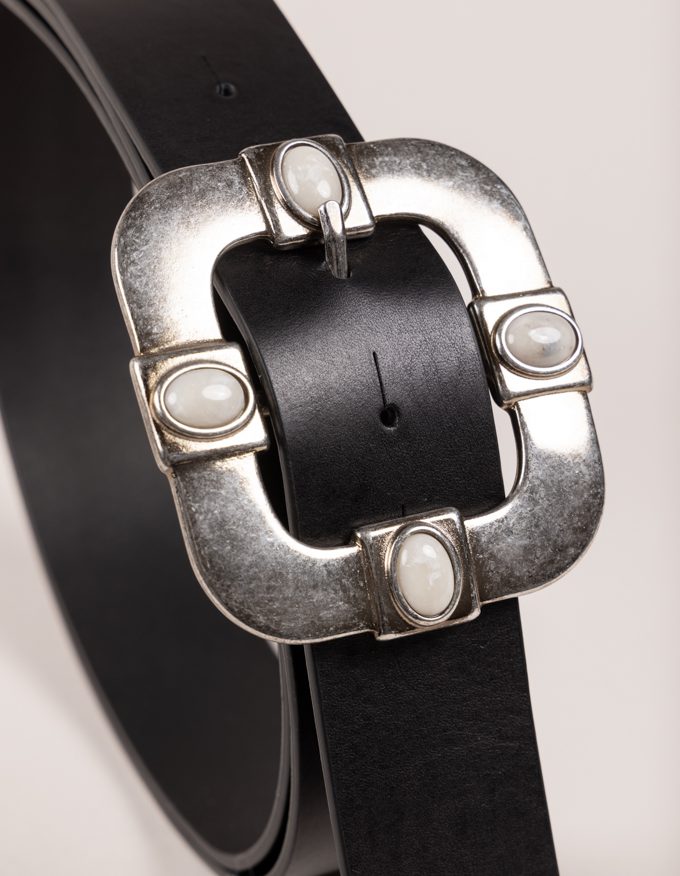 Cinturón Vittoria. Hebilla metalizada con piedras blancas.